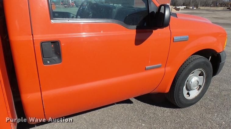 image for item L3954 2006 Ford F250 Super Duty XL utility bed pickup truck