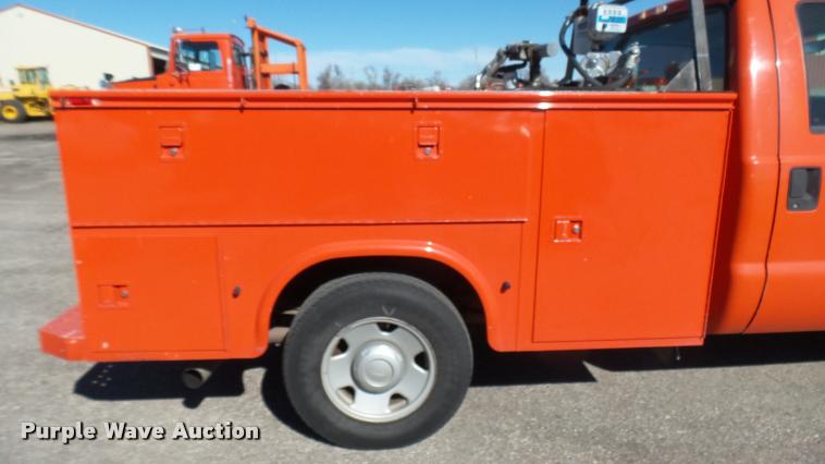 image for item L3954 2006 Ford F250 Super Duty XL utility bed pickup truck