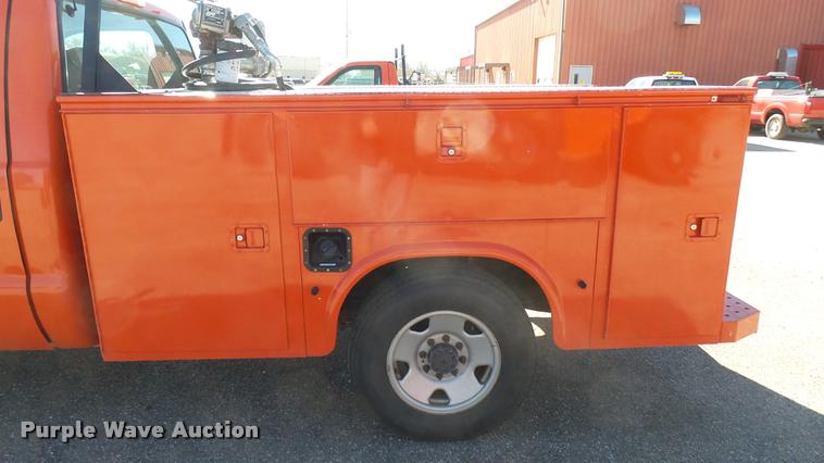 image for item L3954 2006 Ford F250 Super Duty XL utility bed pickup truck