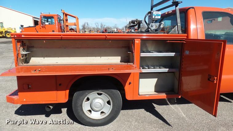 image for item L3954 2006 Ford F250 Super Duty XL utility bed pickup truck