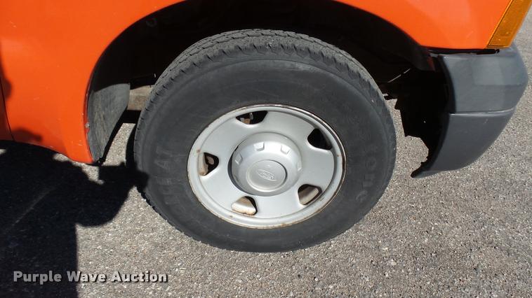 image for item L3954 2006 Ford F250 Super Duty XL utility bed pickup truck