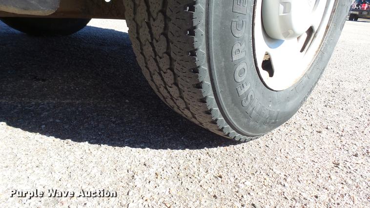 image for item L3954 2006 Ford F250 Super Duty XL utility bed pickup truck