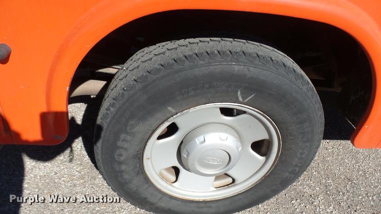 image for item L3954 2006 Ford F250 Super Duty XL utility bed pickup truck