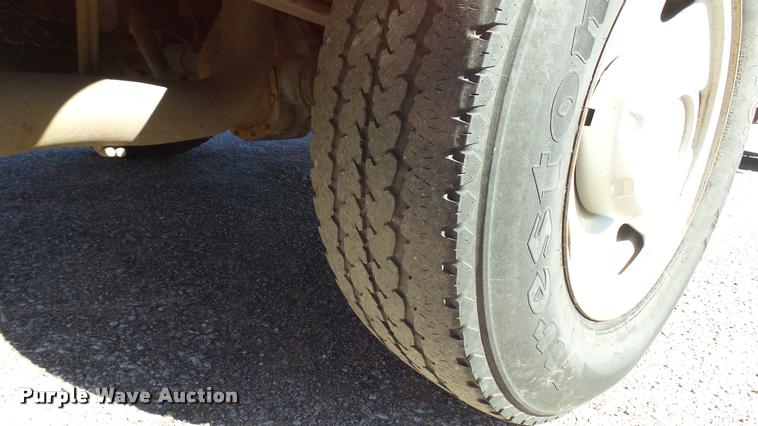 image for item L3954 2006 Ford F250 Super Duty XL utility bed pickup truck