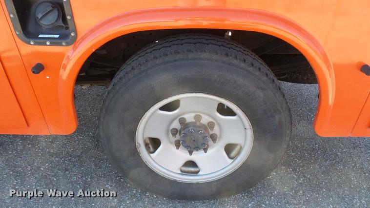 image for item L3954 2006 Ford F250 Super Duty XL utility bed pickup truck