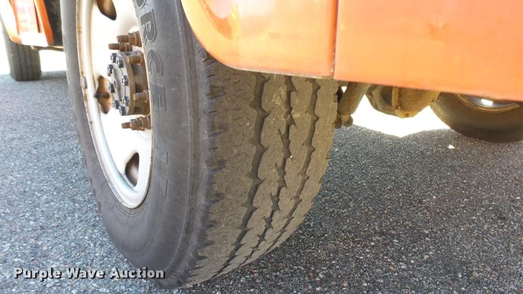 image for item L3954 2006 Ford F250 Super Duty XL utility bed pickup truck