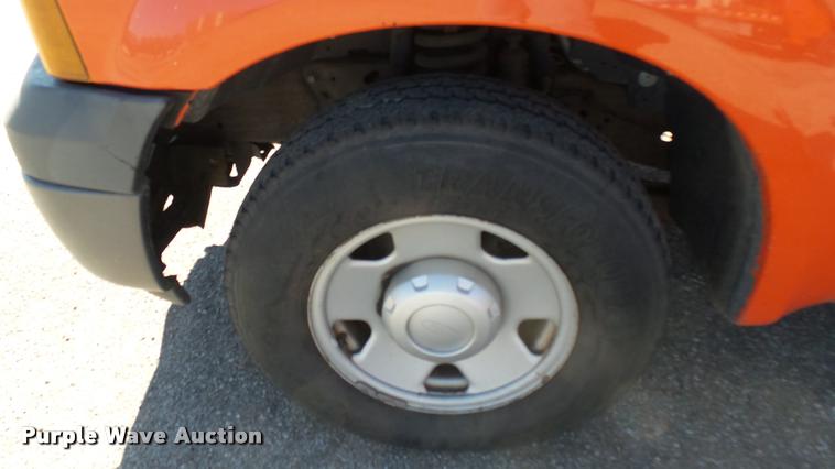 image for item L3954 2006 Ford F250 Super Duty XL utility bed pickup truck