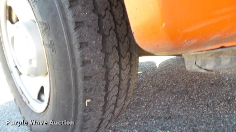 image for item L3954 2006 Ford F250 Super Duty XL utility bed pickup truck