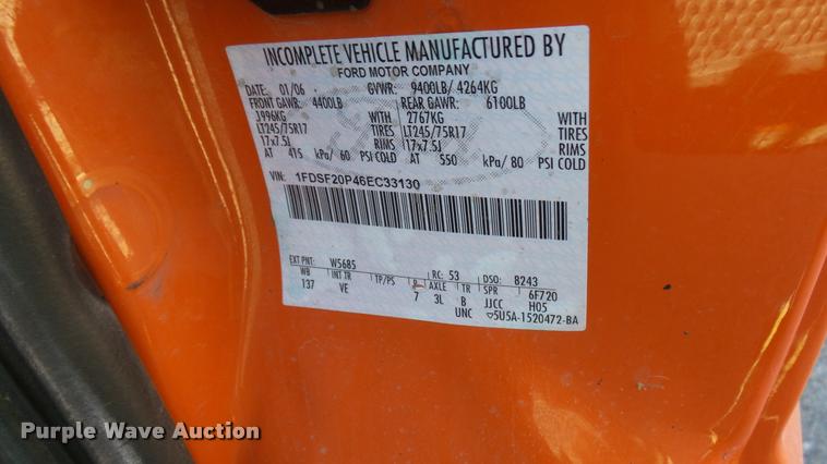 image for item L3954 2006 Ford F250 Super Duty XL utility bed pickup truck