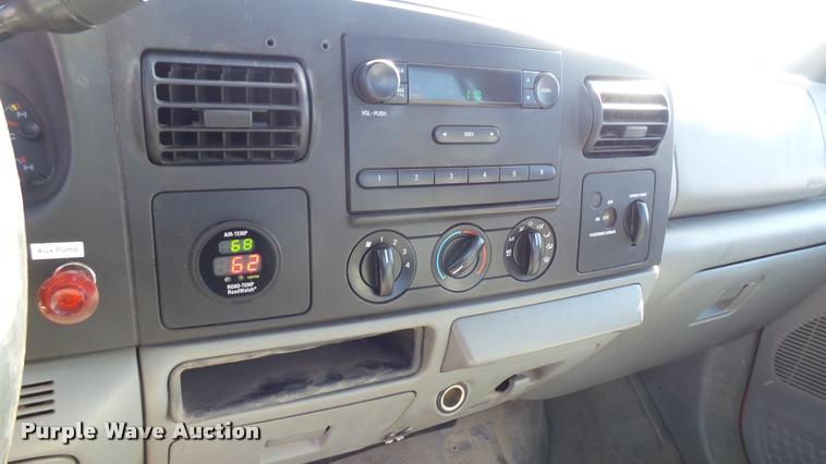 image for item L3954 2006 Ford F250 Super Duty XL utility bed pickup truck