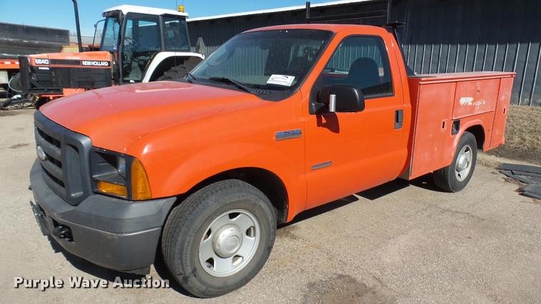 image for item L3955 2006 Ford F250 Super Duty XL utility bed pickup truck