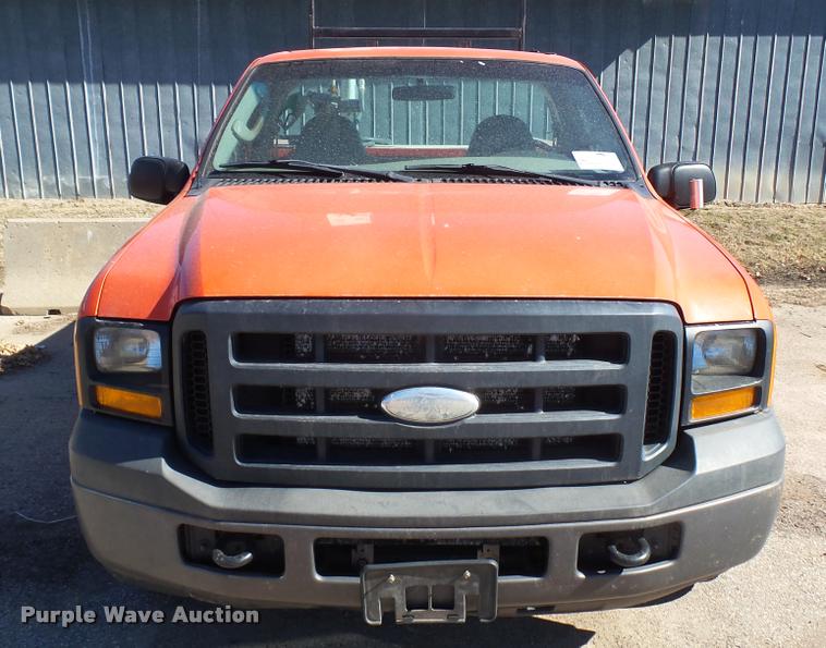 image for item L3955 2006 Ford F250 Super Duty XL utility bed pickup truck