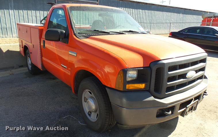 image for item L3955 2006 Ford F250 Super Duty XL utility bed pickup truck