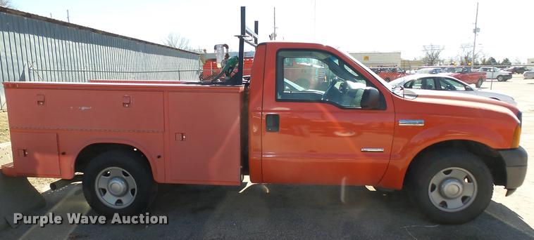 image for item L3955 2006 Ford F250 Super Duty XL utility bed pickup truck