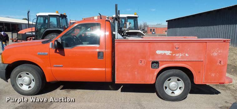 image for item L3955 2006 Ford F250 Super Duty XL utility bed pickup truck