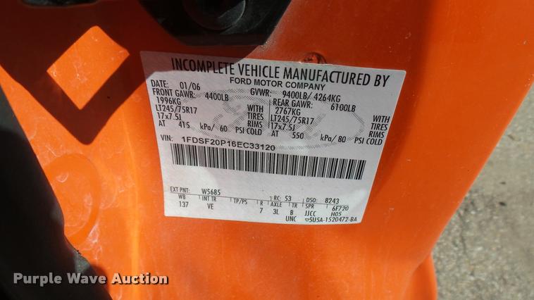 image for item L3955 2006 Ford F250 Super Duty XL utility bed pickup truck