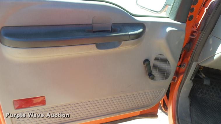 image for item L3955 2006 Ford F250 Super Duty XL utility bed pickup truck