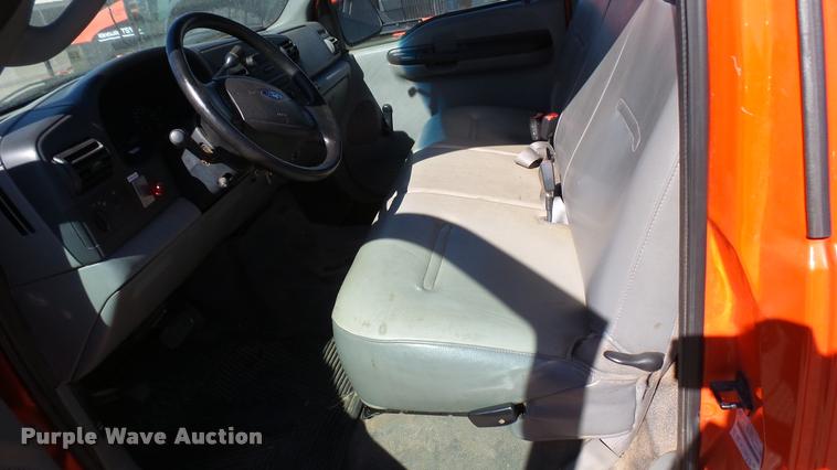 image for item L3955 2006 Ford F250 Super Duty XL utility bed pickup truck