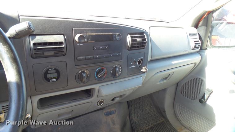 image for item L3955 2006 Ford F250 Super Duty XL utility bed pickup truck