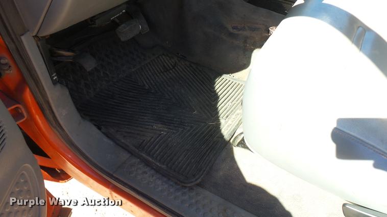 image for item L3955 2006 Ford F250 Super Duty XL utility bed pickup truck