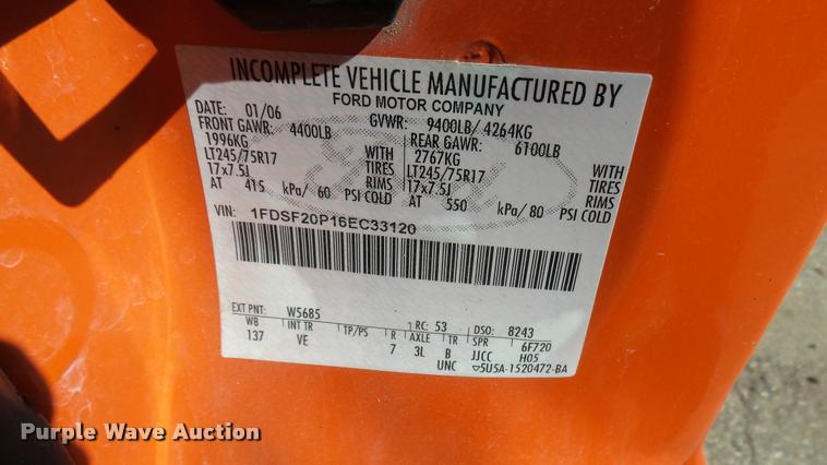 image for item L3955 2006 Ford F250 Super Duty XL utility bed pickup truck