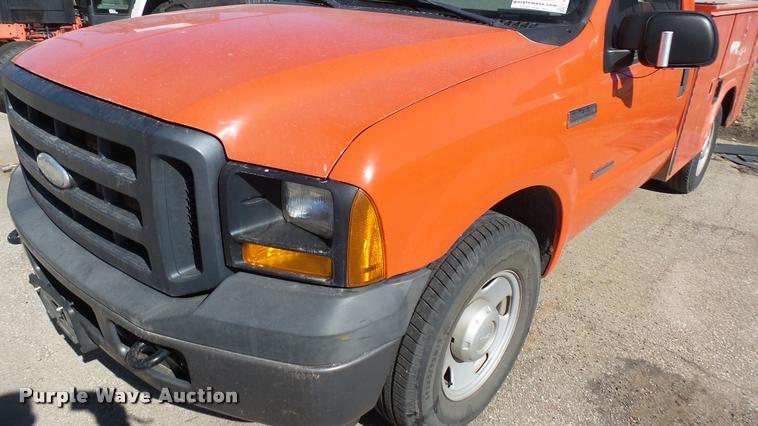 image for item L3955 2006 Ford F250 Super Duty XL utility bed pickup truck