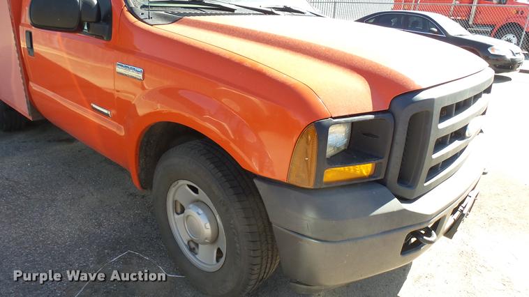 image for item L3955 2006 Ford F250 Super Duty XL utility bed pickup truck