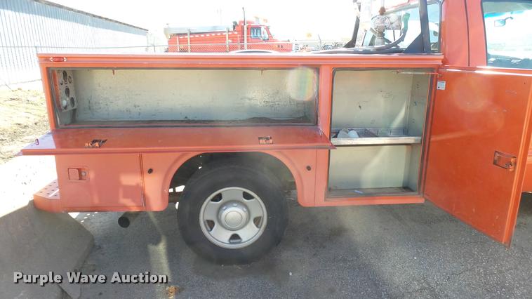 image for item L3955 2006 Ford F250 Super Duty XL utility bed pickup truck