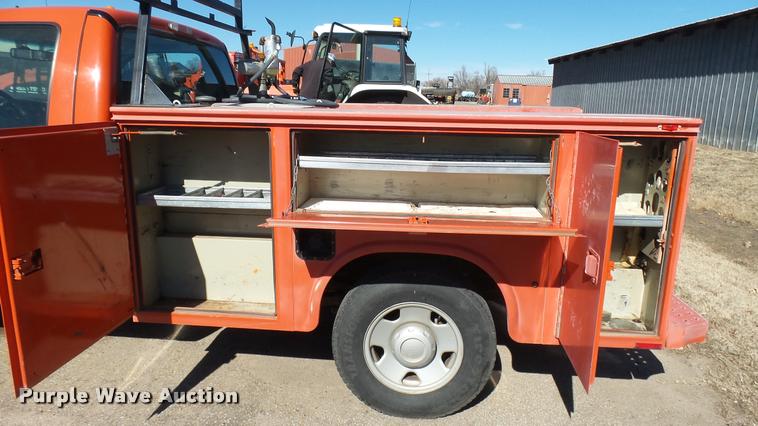 image for item L3955 2006 Ford F250 Super Duty XL utility bed pickup truck