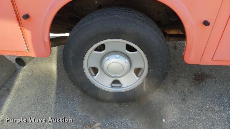 image for item L3955 2006 Ford F250 Super Duty XL utility bed pickup truck