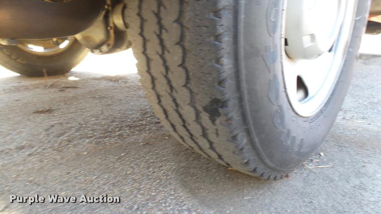 image for item L3955 2006 Ford F250 Super Duty XL utility bed pickup truck