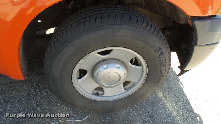 image for item L3955 2006 Ford F250 Super Duty XL utility bed pickup truck