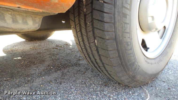 image for item L3955 2006 Ford F250 Super Duty XL utility bed pickup truck