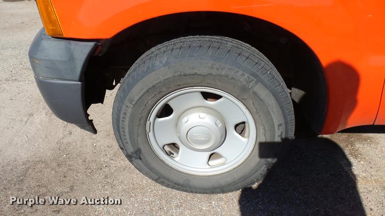 image for item L3955 2006 Ford F250 Super Duty XL utility bed pickup truck