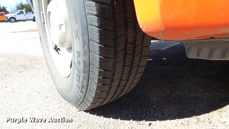 image for item L3955 2006 Ford F250 Super Duty XL utility bed pickup truck