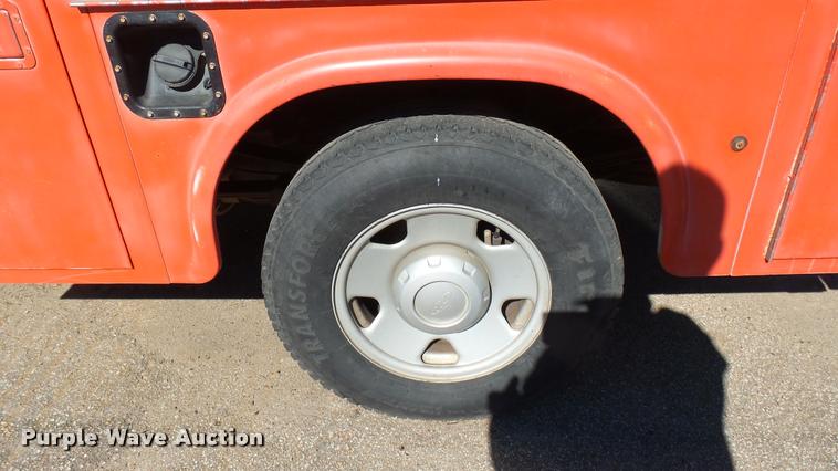 image for item L3955 2006 Ford F250 Super Duty XL utility bed pickup truck