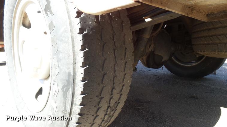 image for item L3955 2006 Ford F250 Super Duty XL utility bed pickup truck