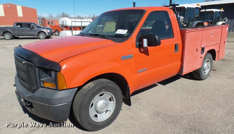 image for item L3956 2006 Ford F250 Super Duty XL utility bed pickup truck