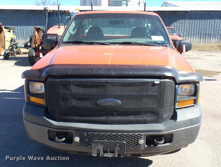 image for item L3956 2006 Ford F250 Super Duty XL utility bed pickup truck