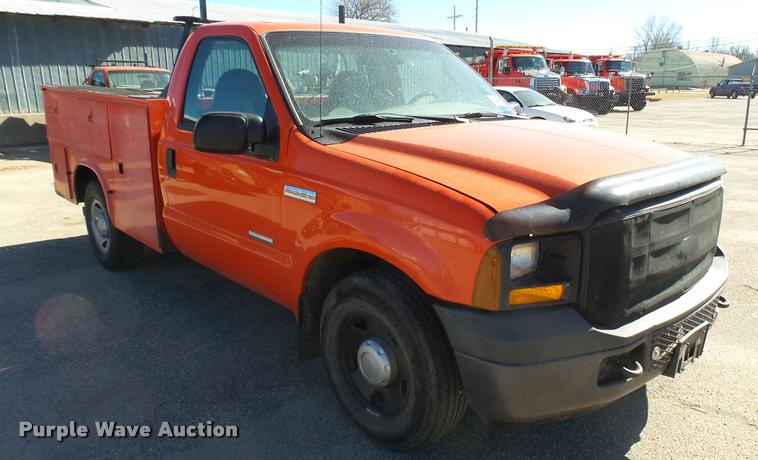 image for item L3956 2006 Ford F250 Super Duty XL utility bed pickup truck