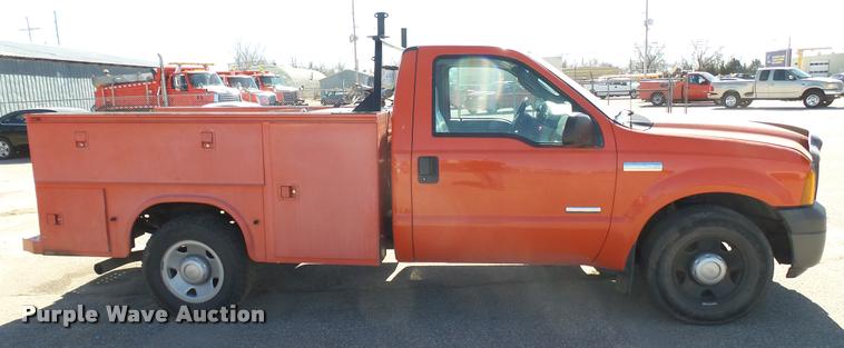 image for item L3956 2006 Ford F250 Super Duty XL utility bed pickup truck