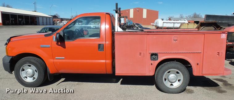 image for item L3956 2006 Ford F250 Super Duty XL utility bed pickup truck