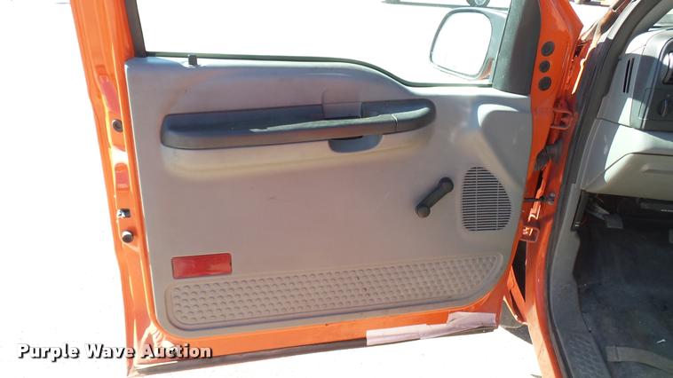 image for item L3956 2006 Ford F250 Super Duty XL utility bed pickup truck