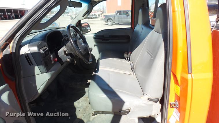 image for item L3956 2006 Ford F250 Super Duty XL utility bed pickup truck