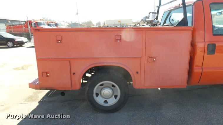 image for item L3956 2006 Ford F250 Super Duty XL utility bed pickup truck