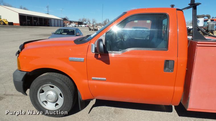 image for item L3956 2006 Ford F250 Super Duty XL utility bed pickup truck