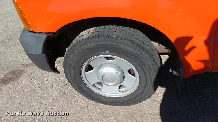 image for item L3956 2006 Ford F250 Super Duty XL utility bed pickup truck