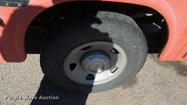 image for item L3956 2006 Ford F250 Super Duty XL utility bed pickup truck