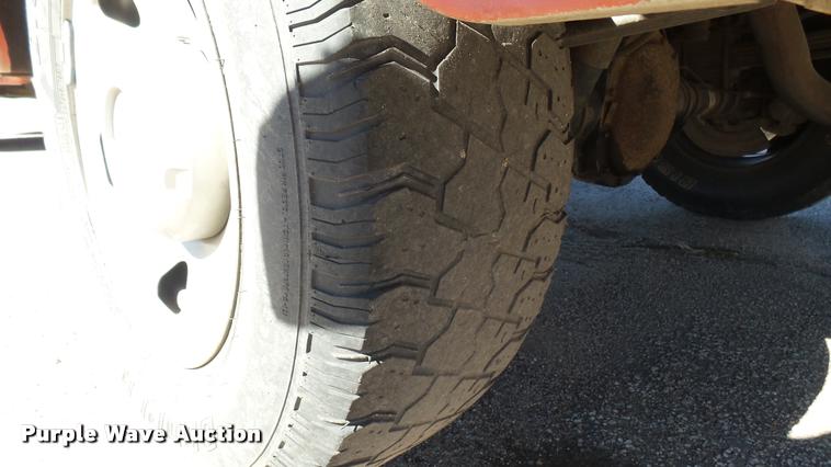 image for item L3956 2006 Ford F250 Super Duty XL utility bed pickup truck