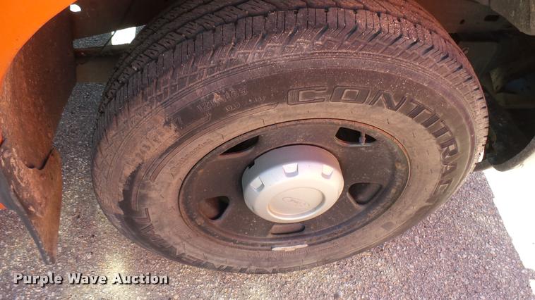 image for item L3956 2006 Ford F250 Super Duty XL utility bed pickup truck